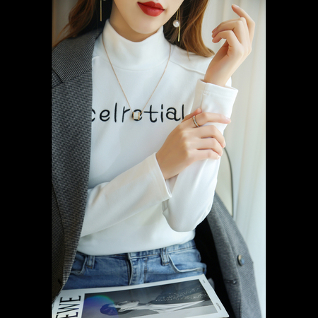 咖色窗帘旁拍风—长袖T恤（编号：333号）