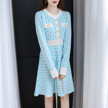 白帘灰墙旁拍风--连衣裙（编号：387号）