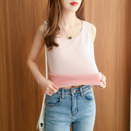 木纹墙旁拍风—背心（编号：351号）